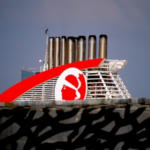 Cheminée de bateau au -dessus d'une structure recouverte de l'emblème Corse - France  - collection de photos clin d'oeil, catégorie clindoeil